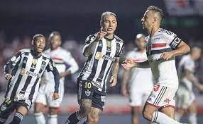 Vargas marcou os dois gols para o Atlético no empate contra o São Paulo, no Morumbi