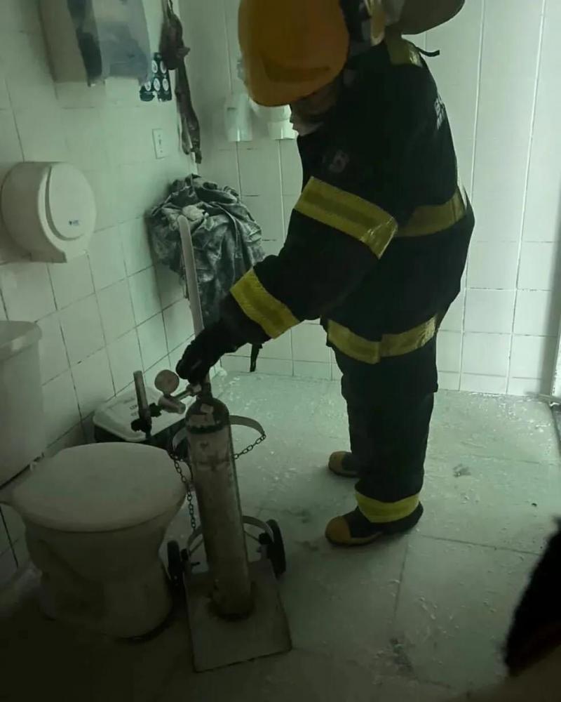 Banheiro de UPA pega fogo — Foto: Corpo de Bombeiros Caratinga