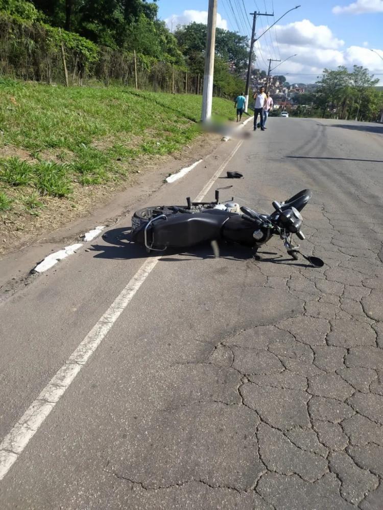 Motociclista, de 18 anos, morreu logo após atingir o poste no bairro Santa Maria, em Timóteo — Foto: Redes Sociais