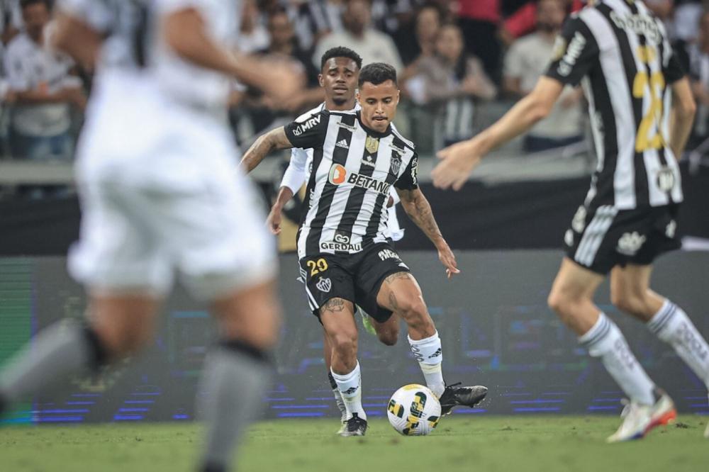 Cuca foi chamado de 'mercenário' por torcedores do Atlético na derrota para o Botafogo