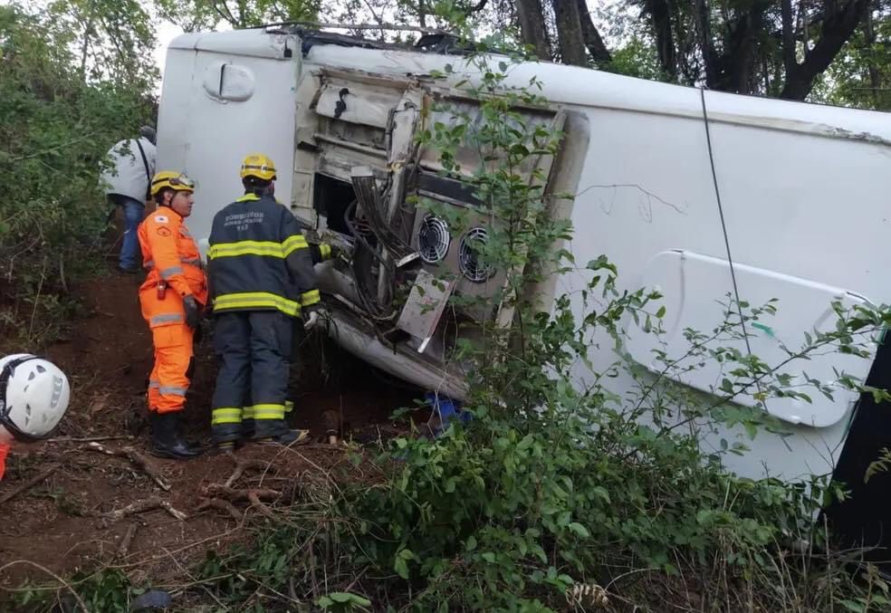 Vítimas foram socorridas pelos bombeiros — Foto: Corpo de Bombeiros/ Divulgação