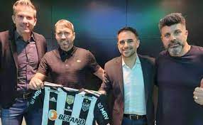 Victor Bagy, gerente de futebol do Atlético, e Rodrigo Caetano, diretor de futebol do Galo, selaram o negócio com Coudet