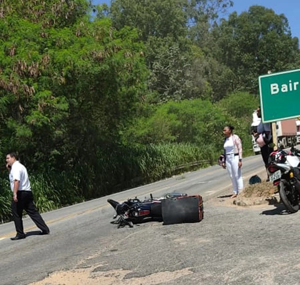 Acidente entre duas motos deixou uma pessoa morta na BR-381, em Santana do Paraíso — Foto: Corpo de Bombeiros