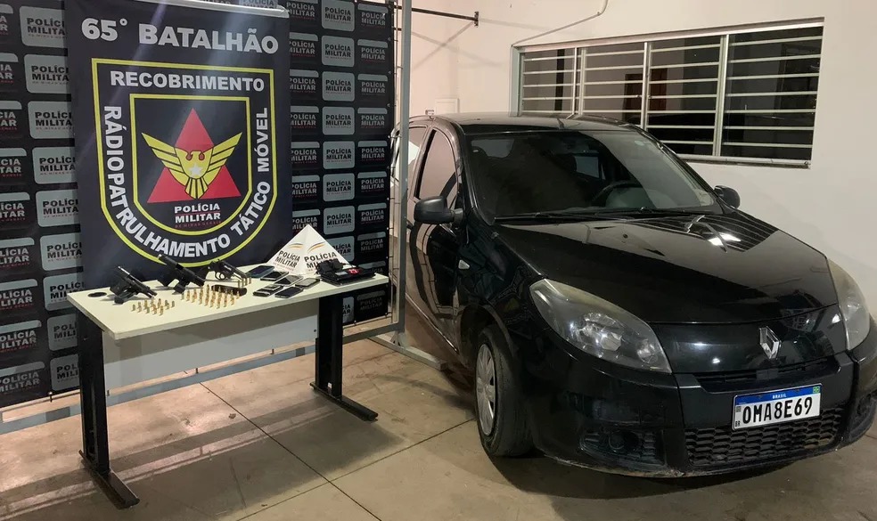 Carro roubado é recuperado, armas e munições são aprendidos pela PM — Foto: Polícia Militar/Divulgação