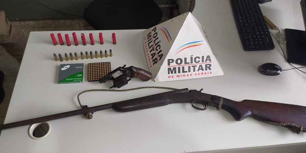 Armas foram apreendidas no imóvel onde autor estava escondido na zona rural de Sabinópolis — Foto: Polícia Militar