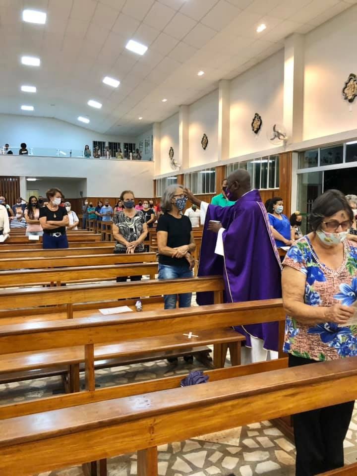 Igreja Nossa Senhora do Rosário em Santa Maria de Itabira durante celebração