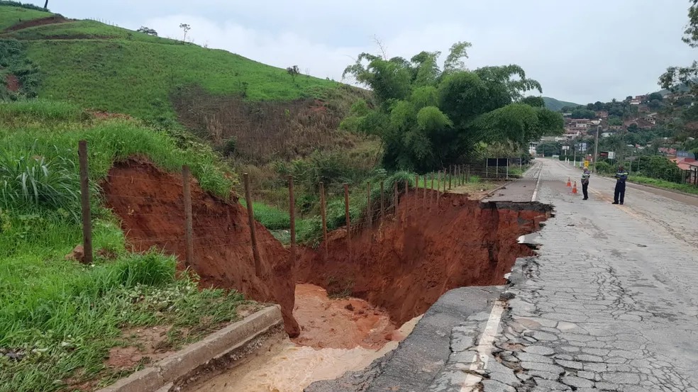 Trecho da MGC-418 é atingido pelas fortes chuvas — Foto: Redes sociais