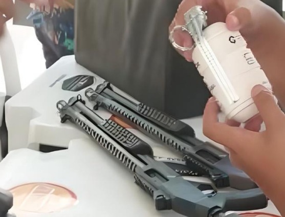 Crianças tiveram aulas sobre como funcionam rifles e manusearam bombas de gás lacrimogêneo