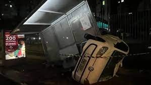 Carro foi arrastado por enxurrada na avenida Cristiano Machado e atingiu ponto de ônibus