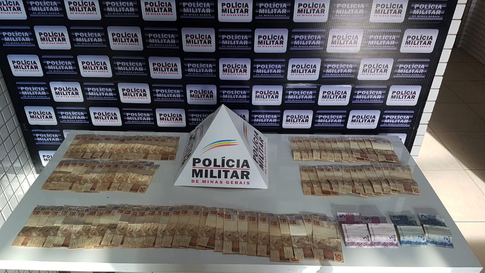 Mais de R$ 4 mil foram apreendidos com homem que inventou ter sido roubado em Caratinga — Foto: Polícia Militar