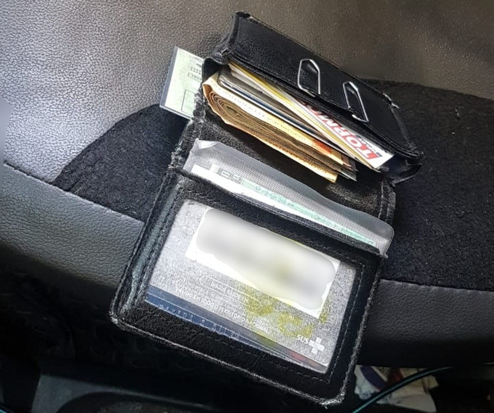 Carteira foi encontrada em rua do bairro Centro, em Governador Valadares — Foto: Polícia Militar