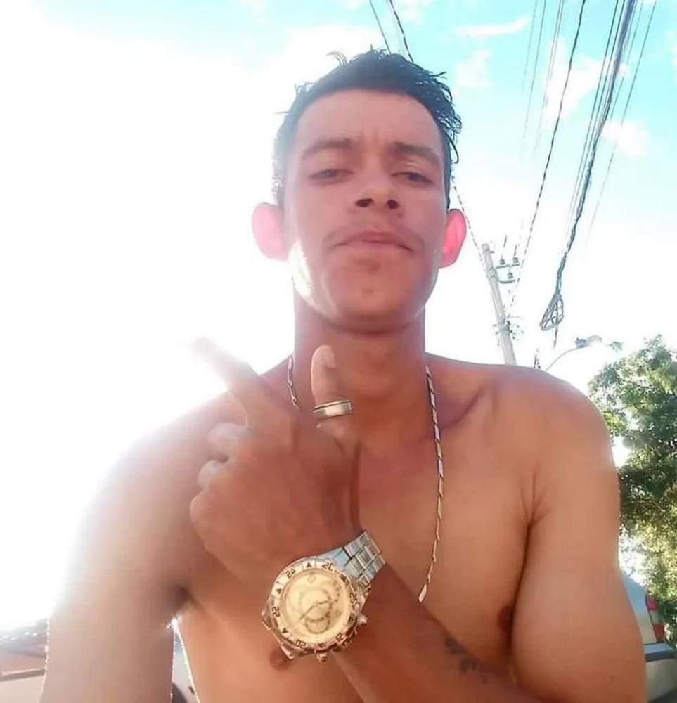 Gleisson Dutra, de 25 anos, morreu ao ser atingido por um raio em Macadame, zona rural de Inhapim — Foto: Redes sociais