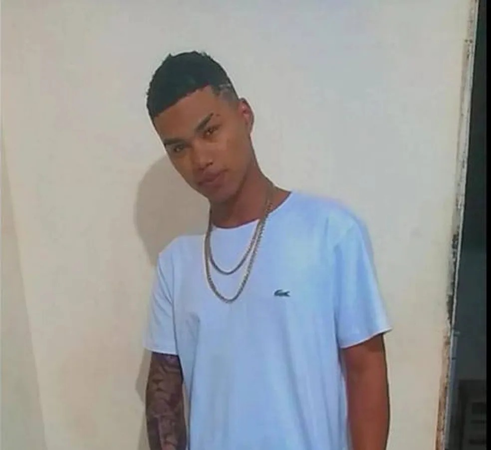 Rian Henrique, de 18 anos, chegou a ser socorrido mas não resistiu aos ferimentos — Foto: Redes Sociais