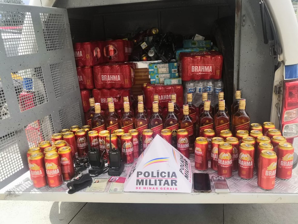 Produtos comprados com cartões fraudados foram apreendidos pela PM em Ribeirão das Neves — Foto: Polícia Militar/ Divulgação