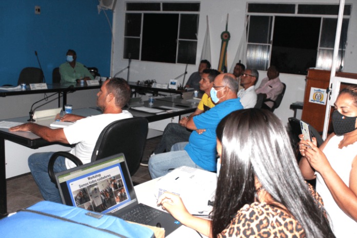 Vereadores durante prestação semestral de contas do Recanto Salvador Pires, asilo de idosos em Santa Maria de Itabira, que recebeu recursos do Fundo do Idoso para melhorias diversas