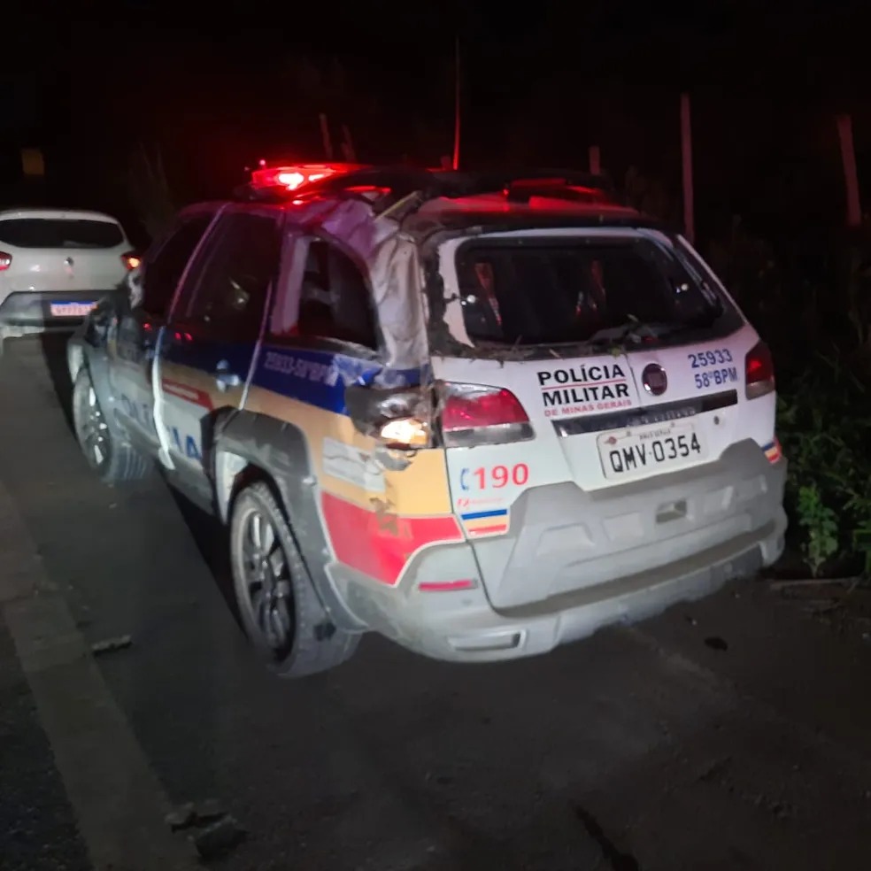 Viatura capotou na BR-381, próximo a Jaguaraçu — Foto: Polícia Militar