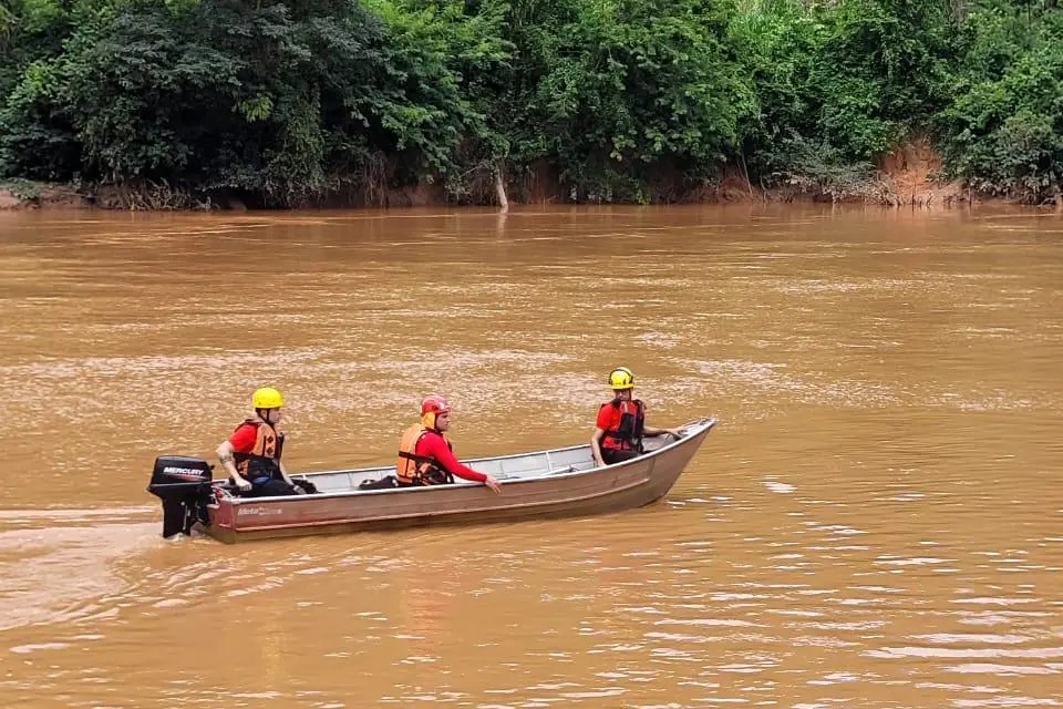 Terceiro dia de buscas pelo adolescente soterrado em Antônio Dias — Foto: Divulgação/Bombeiros
