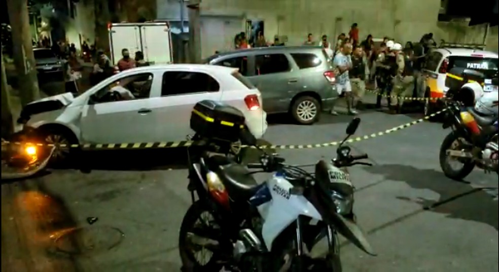 Carro atropela quatro pessoas e mata uma mulher e deixa 3 pessoas feridas em BH