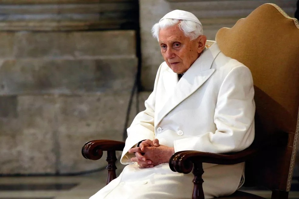 Papa emérito Bento XVI participa de cerimônia no Vaticano, em imagem de 8 de dezembro de 2015 — Foto: Gregorio Borgia/ AP