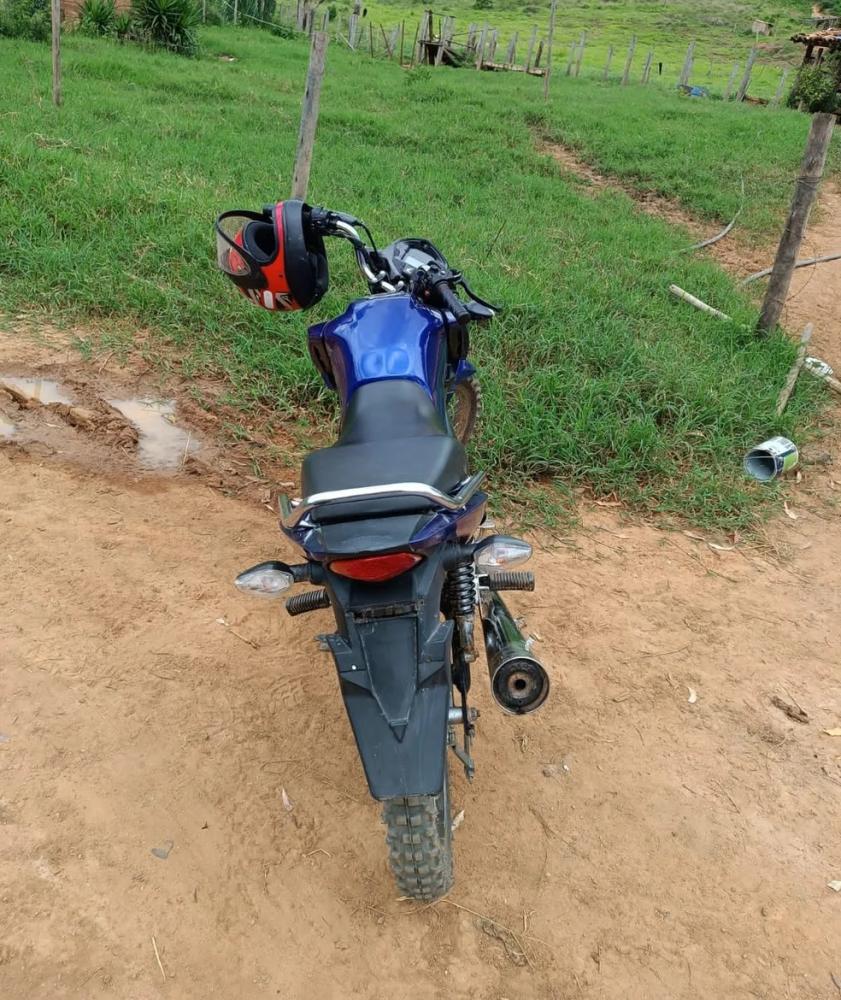 Motocicleta que o suspeito usava foi apreendida — Foto: Polícia Militar/Divulgação
