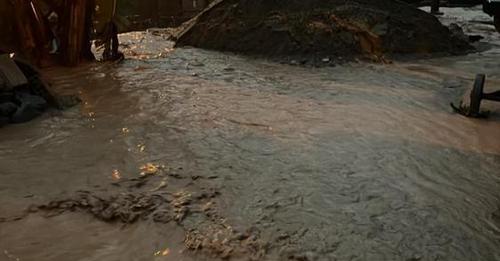 Rua fica alagada na Comunidade do Morro Queimado