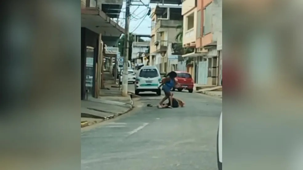 Mulher mata o marido a facadas em via pública na cidade de Sardoá — Foto: Redes sociais
