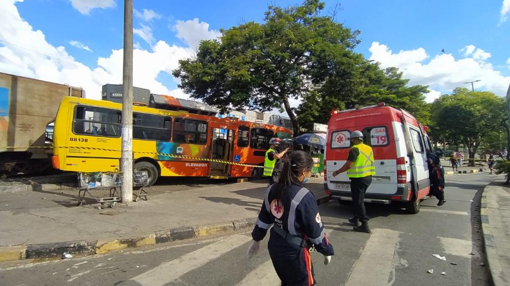 Acidente entre ônibus e trem deixa feridos em Betim, na Grande BH — Foto: CBMMG/ Divulgação