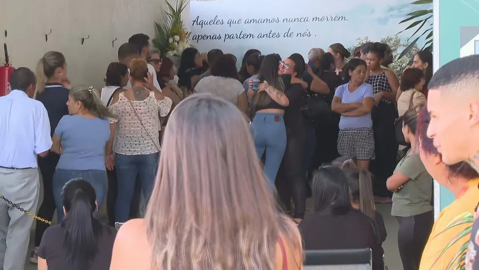 Pai suspeito da morte do filho é liberado pela Justiça para acompanhar velório, mas não comparece por falta de escolta