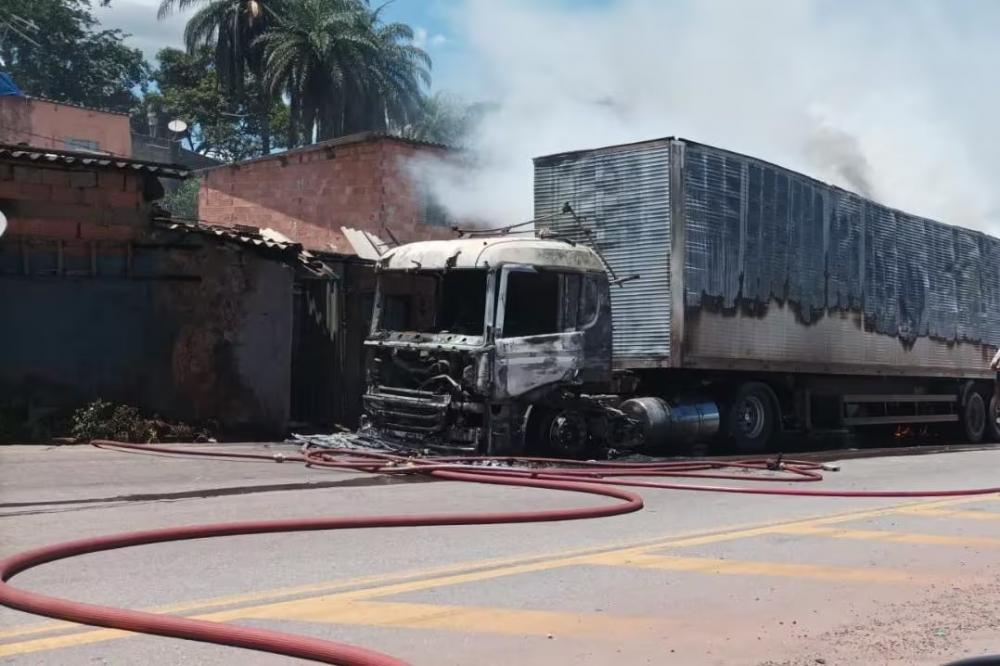 Carreta pega fogo e chamas atingem casas às margens da BR-381 em Santa Luzia