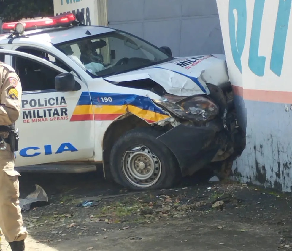 Viatura atingiu muro e portão de uma oficina do bairro Santa Rita — Foto: Redes Sociais