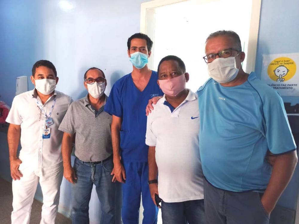  Na foto ele aparece ao lado de José Carlos (Raio x), Ari Virgílio (presidente do HPE), José Luiz Cardoso (coordenador de Enfermagem) e abraçado ao médico Dr Damon Lázaro de Sena