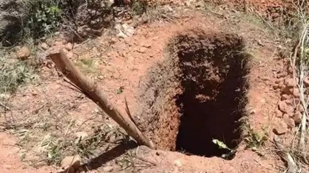 Buraco aberto pelos garimpeiros em fazenda na área rural de Olhos D'Água, no Norte de Minas (foto: Divulgação/ PMMA)