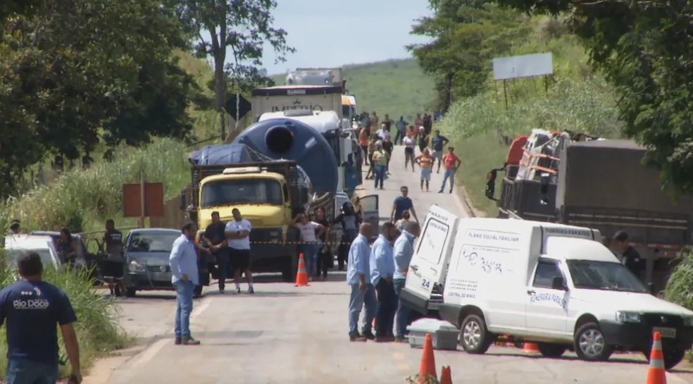 Roda de carreta solta e bate na traseira do veículo que seguia à frente 