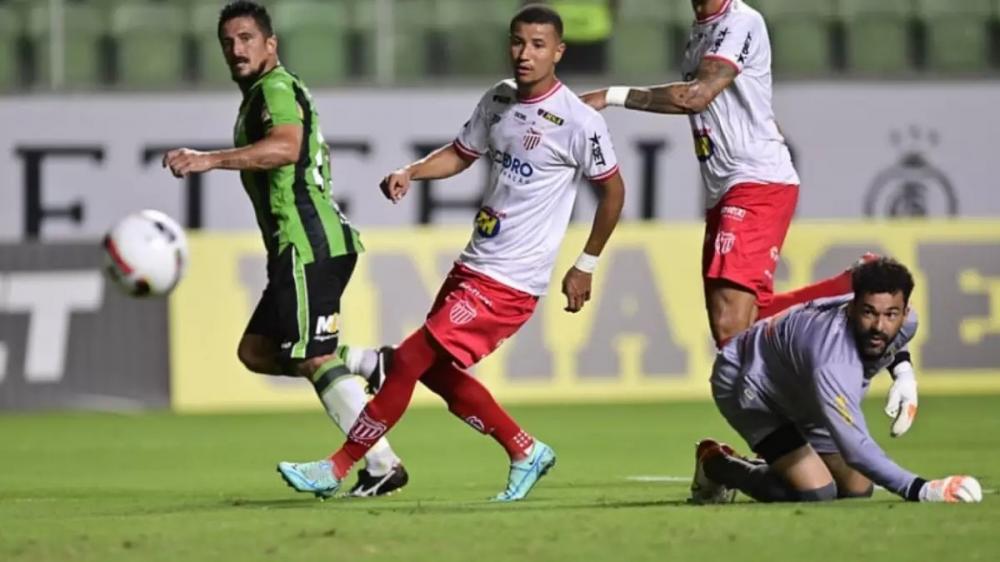 De cavadinha, Aloísio marcou o primeiro gol do América na partida