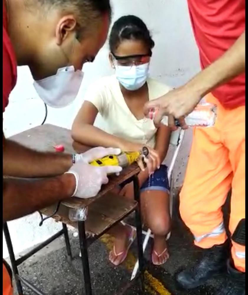 Bombeiros retiram anel que agarrou no dedo de adolescente de 13 anos em BH. (Veja Vídeo)