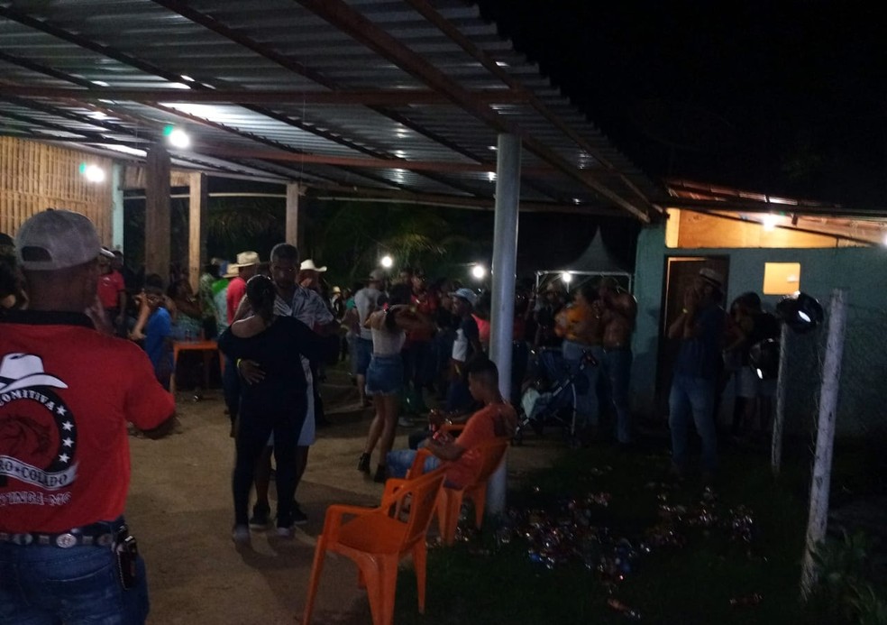 Policiais militares e fiscais da Prefeitura de Santana do Paraíso encerraram festa clandestina — Foto: Polícia Militar/Divulgaçãio