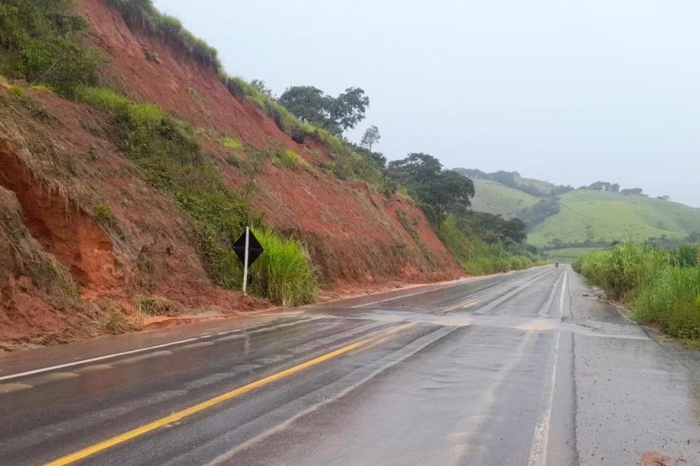 Trecho da BR-354 tem interdição de faixa de rolamento devido à erosão no talude no km 526 — Foto: @DNIToficial / Twitter / Reprodução