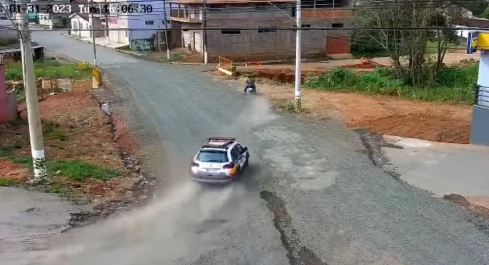 Viatura da Polícia Militar cai em córrego durante perseguição a motociclista em Jacuí
