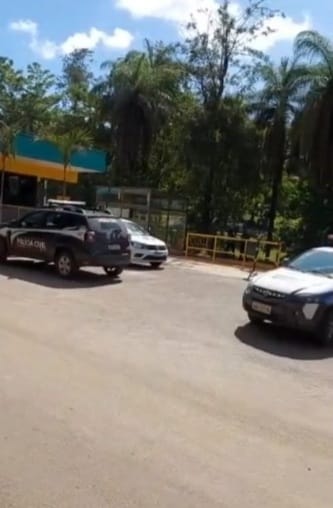 Os autores roubaram os revólveres e fugiram em um Voyage, de cor branca