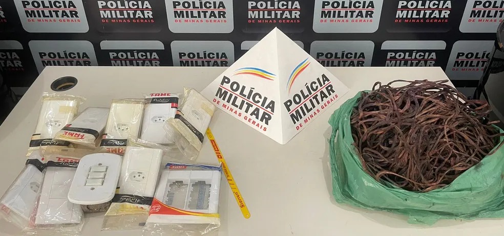 Materiais apreendidos pela PM em Guanhães — Foto: Polícia Militar/Divulgação