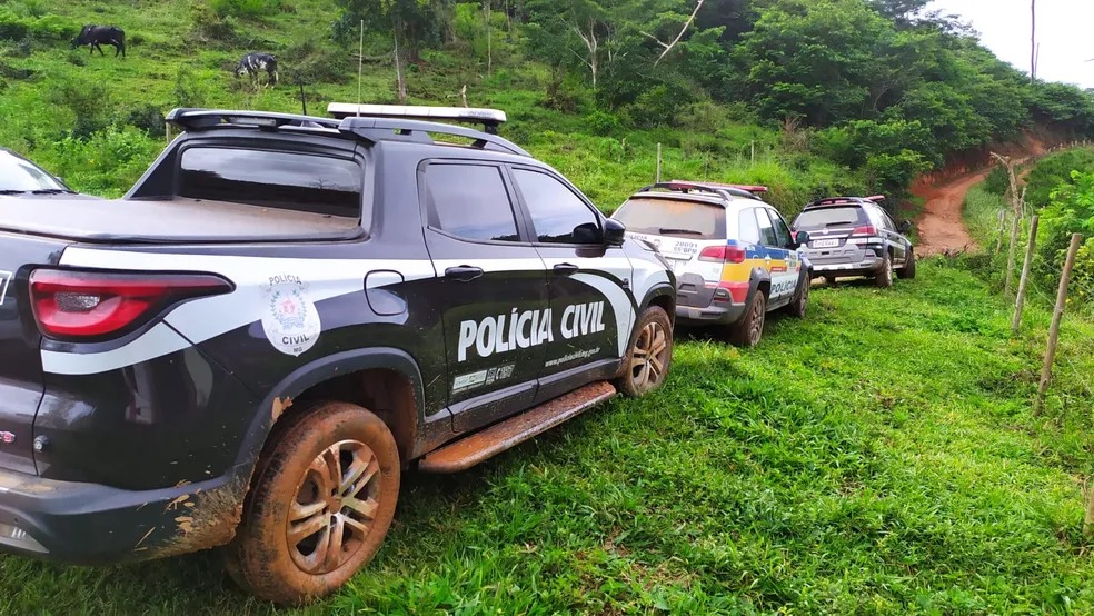 Carros das Polícias Civil e Militar durante diligências — Foto: Polícia Civil/Divulgação
