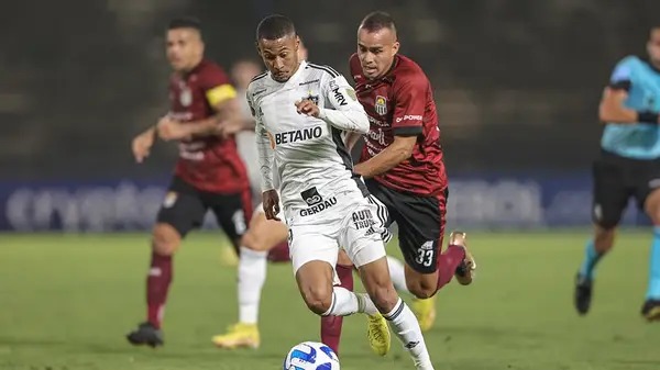 Ademir foi titular do Atlético na ausência de Hulk