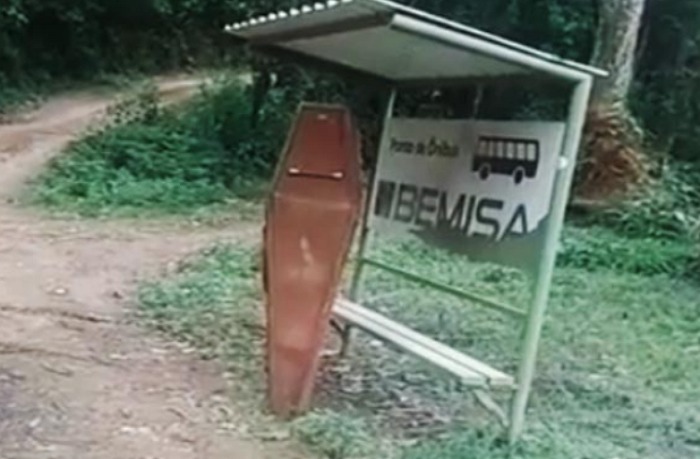 Este caixão misterioso foi visto pela primeira vez às margens da BR-381 onde ficou durante o dia