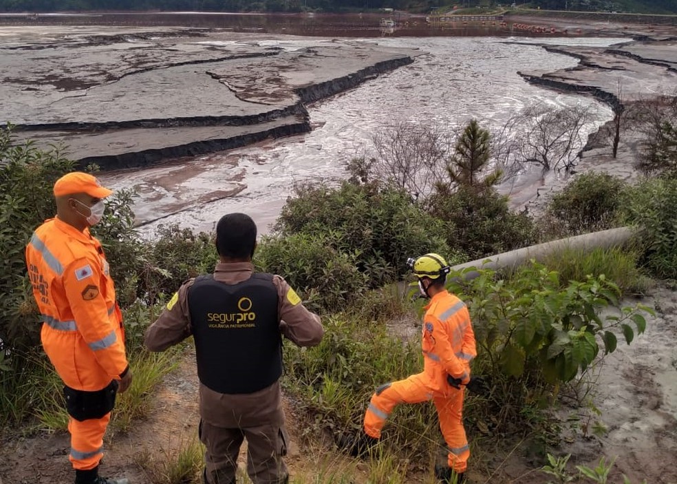 Buscas por homem que desapareceu em meio a rejeito eram feitas desde quinta-feira (22) em Itabira — Foto: Corpo de Bombeiros/Divulgação