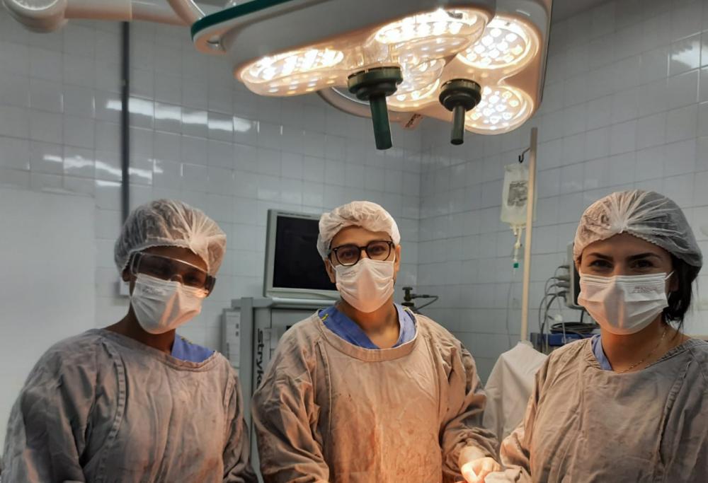Liderada pelos urologistas Rodolfo Ribeiro Gonzaga e Olívia Santos Garcia, e a presença de dois enfermeiros, um anestesista e um instrumentador. 