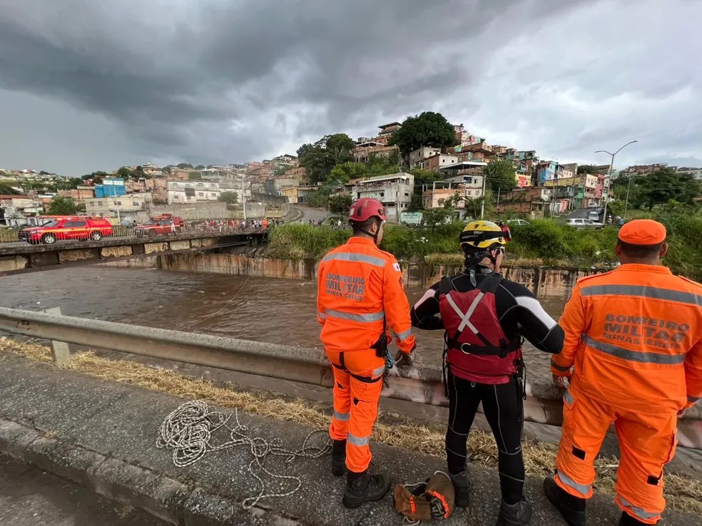 Bombeiros vão continuar, nesta segunda-feira, as buscas por pessoa que teria caído em córrego