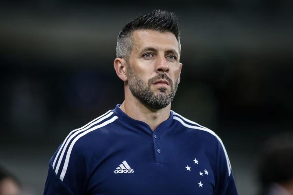 Uruguaio deixa o cargo após 14 meses à frente do clube celeste