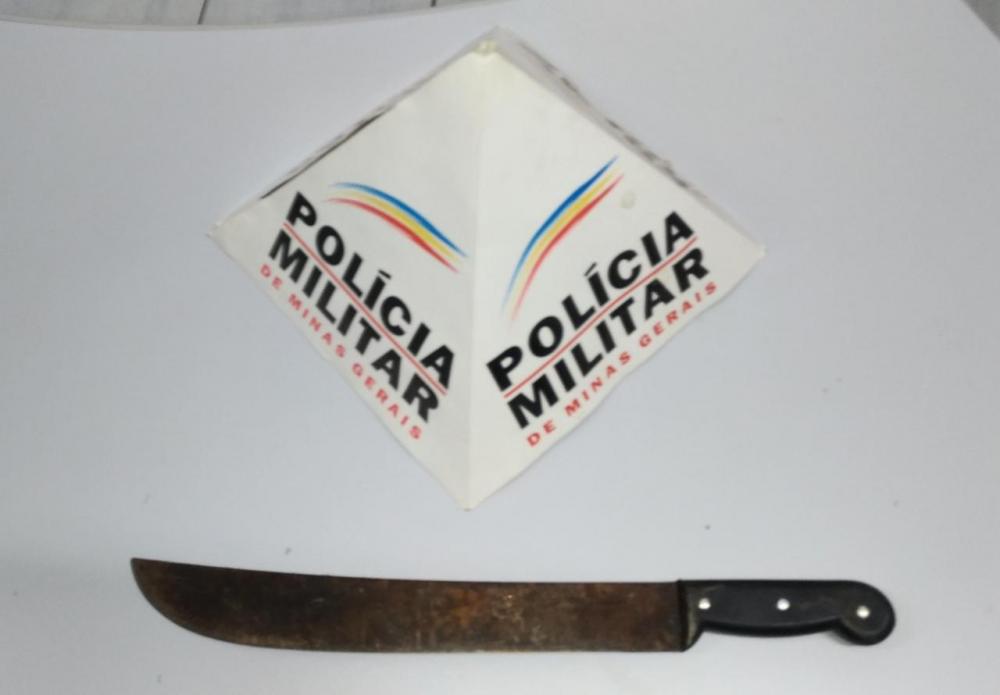 Foi dada voz de prisão ao autor de 38 anos, em flagrante delito pelo crime de lesão corporal e o facão foi apreendido