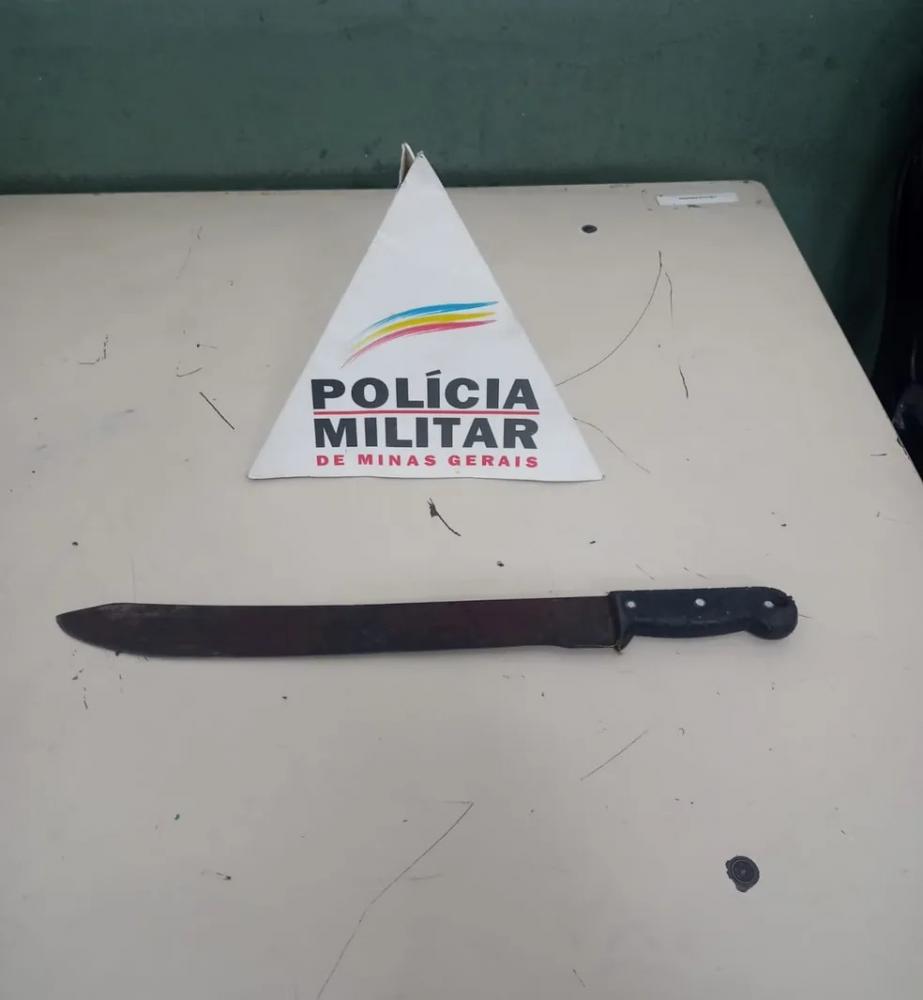 O facão utilizado no crime foi apreendido pela Polícia Militar. — Foto: PMMG / Divulgação