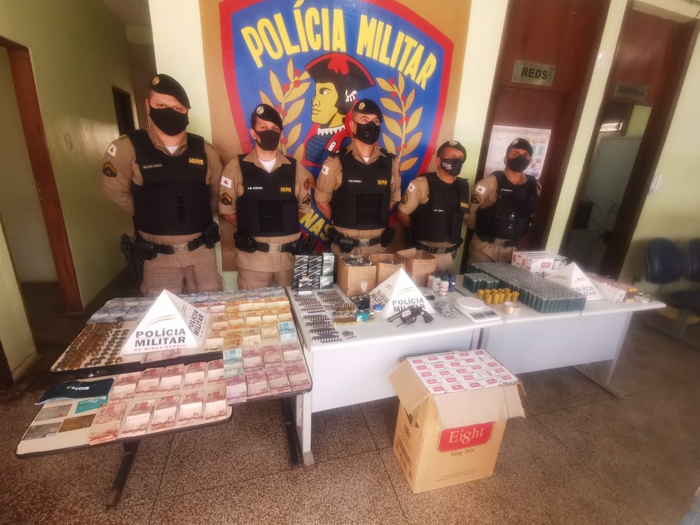 Arma, munições, pólvora, chumbo, caixas de cigarro e até veneno foram apreendidos em bar de vereador — Foto: Polícia Militar/Divulgação